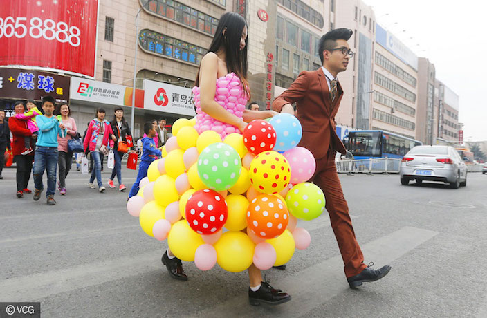 Qingdao Man Creates Balloon Wedding Dresses for Fiancée – Thatsmags.com