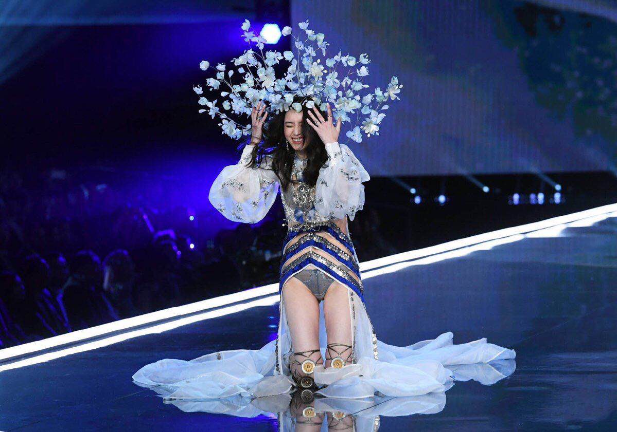 Ming Xi Falls At Victoria S Secret Show Instantly Goes Viral That S Shanghai