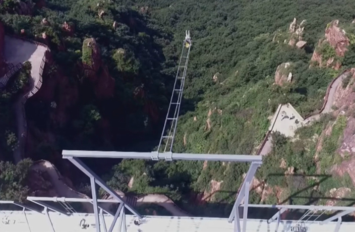 WATCH: China's Insane Cliff Swing Is Not for the Faint-Hearted –  Thatsmags.com